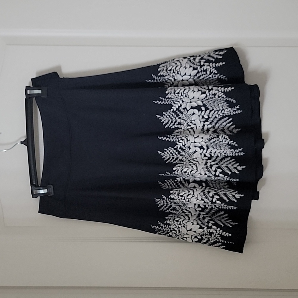Ann Taylor Petites, Size 2P Navy Blue w/ White Floral/Foilage Embroidered Skirt
